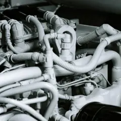 Dettaglio di un motore a 4 tempi, con tubi e componenti che illustrano una semplice spiegazione del suo funzionamento.