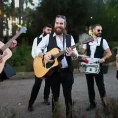 La kalinka band suona all'aperto: chitarre, batteria e washboard creano un'atmosfera allegra.
