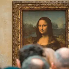 Zagadkowa Mona Lisa, której tożsamość wciąż fascynuje, spogląda z obrazu.