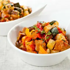Ratatouille coloré et savoureux, préparé avec amour dans le Cookeo. Un délice de légumes frais, prêt à être dégusté.