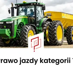 Zielony traktor John Deere z żółtym rozsiewaczem, gotowy do pracy na polu. Prowadzenie takiego sprzętu wymaga uprawnień kategorii T.
