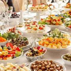Un aperitif dinatoire que faire ? Une table garnie de salades de fruits, brochettes de fromage, olives, et autres délices pour un repas convivial.