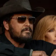 John Dutton och Beth Dutton från rollistan i Yellowstone, med cowboyhatt och solglasögon.