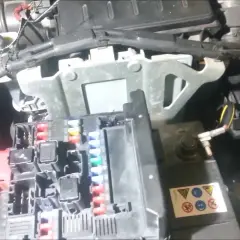 Gdzie są bezpieczniki w Nissan Qashqai? Oto kluczowe lokalizacje