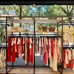 Exhibición de ropa de verano en tiendas grupo Inditex. Vestidos, blusas y accesorios en tonos pastel y vibrantes.