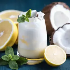 Najlepsze drinki z wódką kokosową, które zachwycą Twoich gości