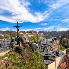Krzyż na wzgórzu z widokiem na miasto. Karlowe Wary atrakcje oferują piękne panoramy i zabytki.