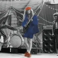 AC/DC na scenie, grający swoje największe przeboje. Angus Young w czerwonej czapce i Angusem Youngiem na scenie, grający swoje największe przeboje.