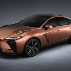 Miedziany Lexus ES 2026 z czarnym dachem, futurystycznym designem i eleganckimi felgami.