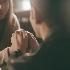 Widzę, jak nasze dłonie splatają się, czując ciepło i bliskość. To nie tylko zauroczenie, to coś więcej – głęboka więź, która rodzi się między nami.