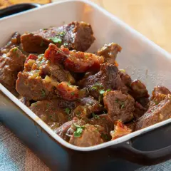 Pyszny schab w cebuli, idealny na niedzielny obiad. Miękkie kawałki mięsa w aromatycznym sosie, posypane natką pietruszki.