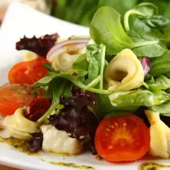 Tortellini z pomidorami i mozzarellą: z czym podawać? 10+ pomysłów!