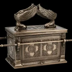 Die Bundeslade, ein kunstvoll verzierter Kasten mit Cherubim-Figuren, symbolisiert göttliche Gegenwart.