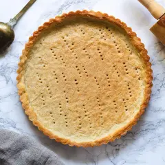 En perfekt förgräddad pajskal, redo för fyllning. Ett enkelt pajdeg recept som ger ett gyllene resultat.