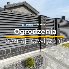 Nowoczesny, ciemnoszary płot stalowy z ceglanymi słupkami. Poznaj rozwiązania ogrodzeniowe.
