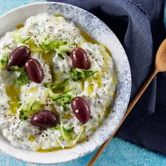 Krämig tzatziki med gurka, oliver och olivolja. Ett perfekt tzatziki recept för sommaren.