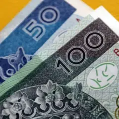 Złotówki na żółtym tle. Zastanawiasz się, jak spłacić kredyt odnawialny mBank? Te banknoty mogą pomóc!