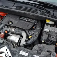 Silnik 1.6 HDI w samochodzie, widoczne elementy układu dolotowego, turbosprężarki i skrzynki bezpieczników.