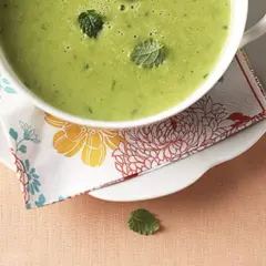 Grüne Suppe mit Minze, perfekt für leichte Rezepte mit Zitronenmelisse.