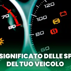 Cruscotto con spie auto accese: batteria, ABS, airbag, controllo stabilità, motore. Impara il significato delle spie per guidare sicuro.