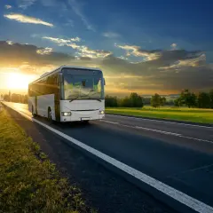 Ile kosztuje autokar? Wynajem vs. zakup realne ceny i koszty