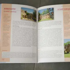 Zamek w stylu romańskim, ruiny zamku Chojnik. Wpisany w krajobraz górski, z kamiennymi murami i wieżami.