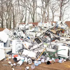 Góra złomu AGD, w tym pralki i lodówki. Trudno określić, ile waży agregat z lodówki w takim bałaganie.