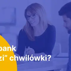 Kobieta i mężczyzna rozmawiają o finansach. Czy bank "widzi" chwilówki? Pytanie na żółtym tle.