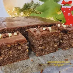 Przepis na makowiec z jabłkami z gotowej masy makowej. Ciasto z polewą czekoladową i dekoracjami, idealne na święta.