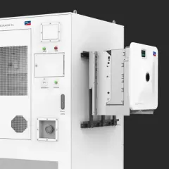 Biała jednostka SMA STORAGE XL z przyciskiem EPO. Kto używa epo? Systemy magazynowania energii, instalatorzy i serwisanci.