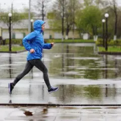 Bieganie w burzy to ŚMIERTELNE RYZYKO! Jak się chronić?