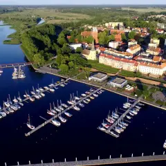 Gdzie leży Kamień Pomorski? Poznaj jego lokalizację i atrakcje