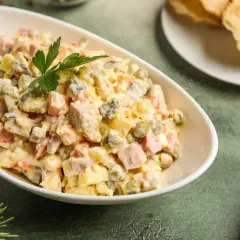 Jaką surówkę do smażonej kiełbasy wybrać, aby zaskoczyć smakiem?