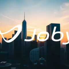 Sonnenuntergang über einer Skyline mit dem Schriftzug "Joby". Die Joby Aviation Aktie könnte bald abheben.