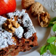 Prosty przepis na ciasto salceson z bakaliami, które zachwyca smakiem