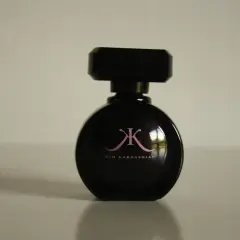 Czarna butelka perfum Kim Kardashian z różowym logo.
