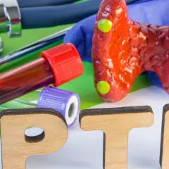 Model tarczycy, probówki z krwią i litery "PTH" sugerują badanie poziomu parathormonu.