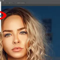 Kobieta z niebieskim makijażem oczu i septum. W menu zaznaczono "Motyw", co sugeruje wycinanie tła.