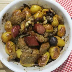 Pommes de terre grenailles à la plancha, saucisses et champignons, un plat savoureux et réconfortant.