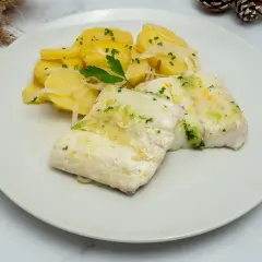Dos filetes de merluza al horno con patatas y cebolla. Una opción deliciosa para tus recetas de merluza.
