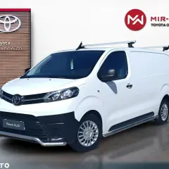 Biały van Toyota Proace 2021 z relingami dachowymi i osłoną zderzaka, gotowy do pracy.