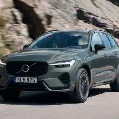 Volvo XC60 D4 Momentum automático 190 CV en movimiento, con su diseño elegante y moderno, ideal para explorar caminos montañosos.
