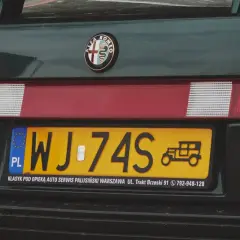 Alfa Romeo z rejestracją WJ-74S. Klasyk pod opieką auto serwisu.