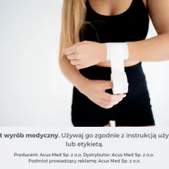 Kobieta zakłada biały bandaż na nadgarstek, przygotowując się do treningu. To plastry na kontuzje, które pomagają w regeneracji.