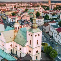 Widok z lotu ptaka na Rzeszów, z dominującym kościołem i zabytkową zabudową. Odkryj nietypowe miejsca w Rzeszowie.