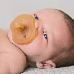 Neugeborenes Baby mit Schnuller. Die Frage "ab wann Schnuller?" beschäftigt viele Eltern.