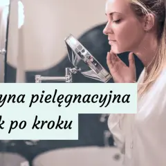 Kobieta sprawdza cerę w lustrze. Poznaj rutynę pielęgnacyjną krok po kroku dla skóry tłustej.