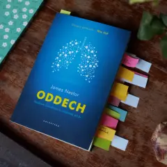 Książka "Oddech" Jamesa Nestora z kolorowymi zakładkami. Odkryj naukowe sekrety oddechu.
