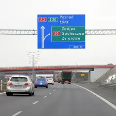 Ile minimalnie można jechać na autostradzie? Kluczowe informacje i przepisy