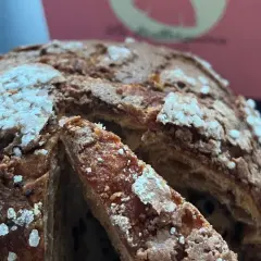 Un delicioso panettone con trozos de chocolate, listo para ser disfrutado. Así se come el panettone, en rebanadas esponjosas.